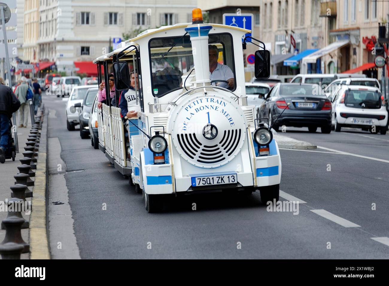 Marsiglia, Un treno turistico con passeggeri che viaggiano attraverso una strada trafficata della città, Marsiglia, dipartimento Bouches du Rhone, regione Provence Alpes Foto Stock