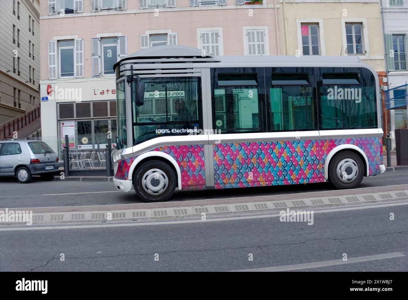 Marsiglia, Un colorato autobus elettrico percorre una strada della città, Marsiglia, il dipartimento Bouches du Rhone, la regione Provence-Alpes-Cote d'Azur, Francia Foto Stock
