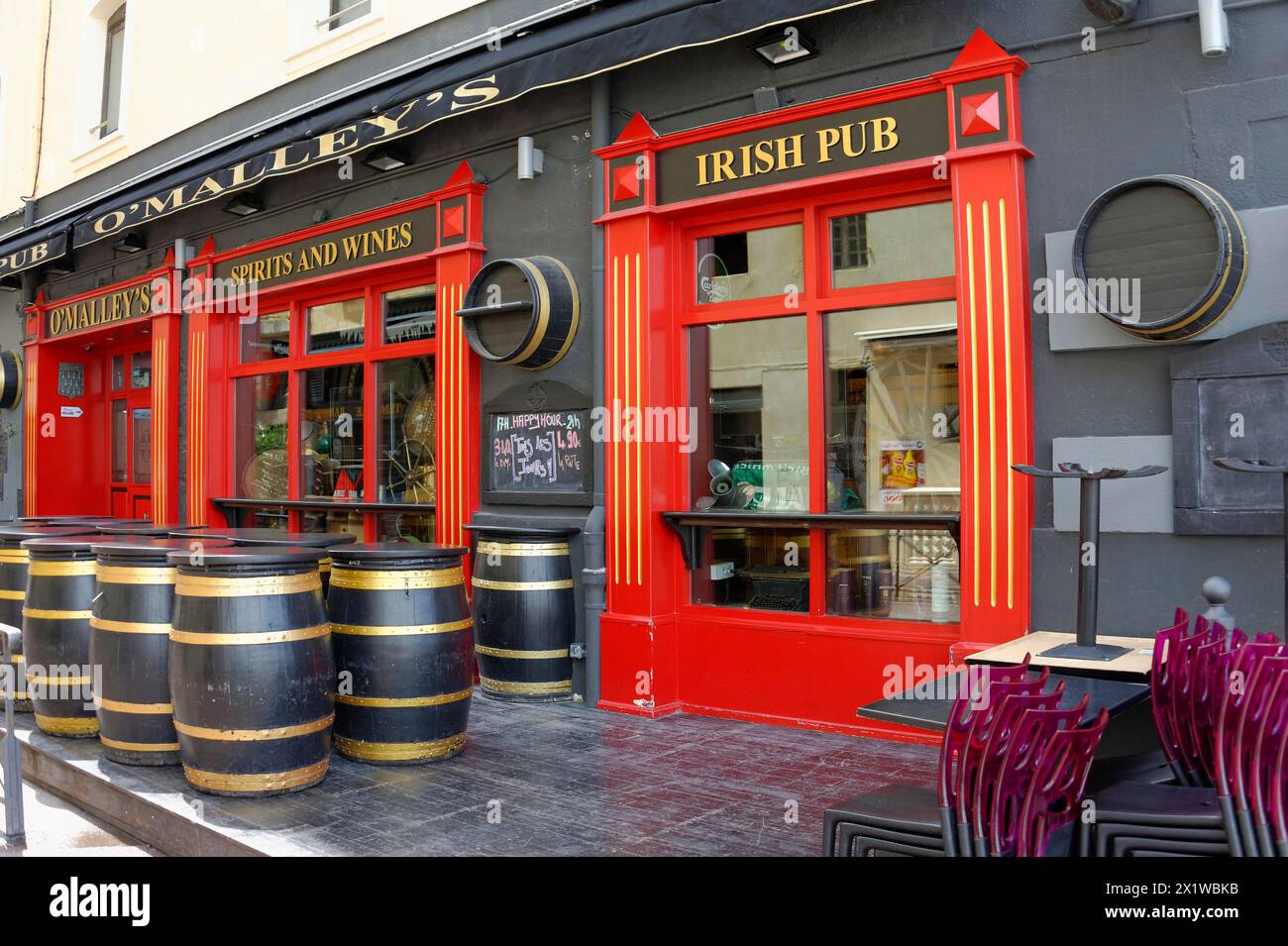Marsiglia, invitante pub irlandese con cornici rosse delle finestre, botti come decorazione e sedie da caffè fornite, Marsiglia, Departement Bouches-du-Rhone Foto Stock