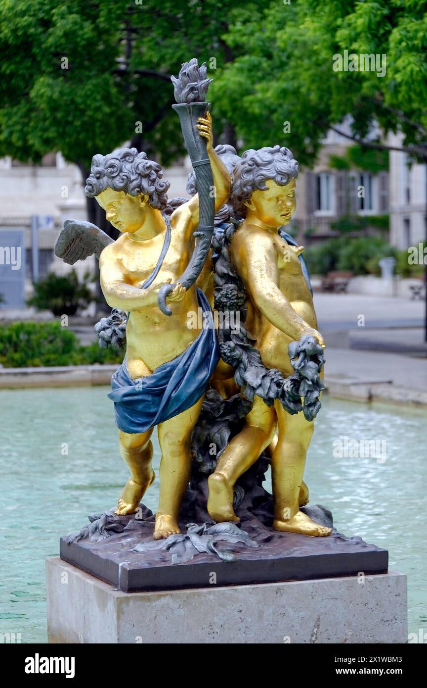 Marsiglia, scultura dorata di due figure in una fontana, Marsiglia, dipartimento Bouches-du-Rhone, regione Provence-Alpes-Cote d'Azur, Francia Foto Stock