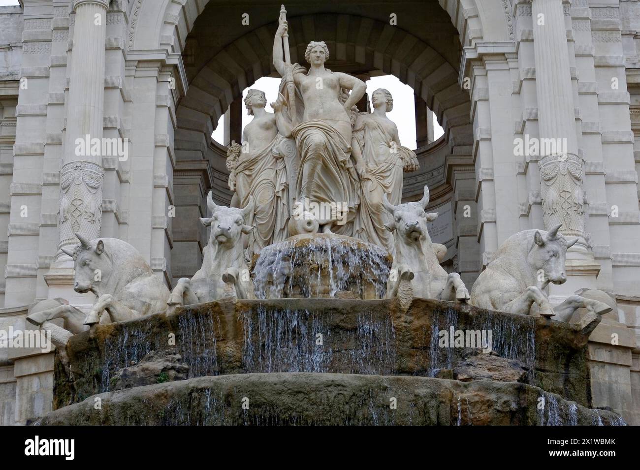 Palais Longchamp, Marsiglia, scultura allegorica in marmo di una donna circondata da animali in una fontana, Marsiglia, dipartimento Bouches-du-Rhone Foto Stock