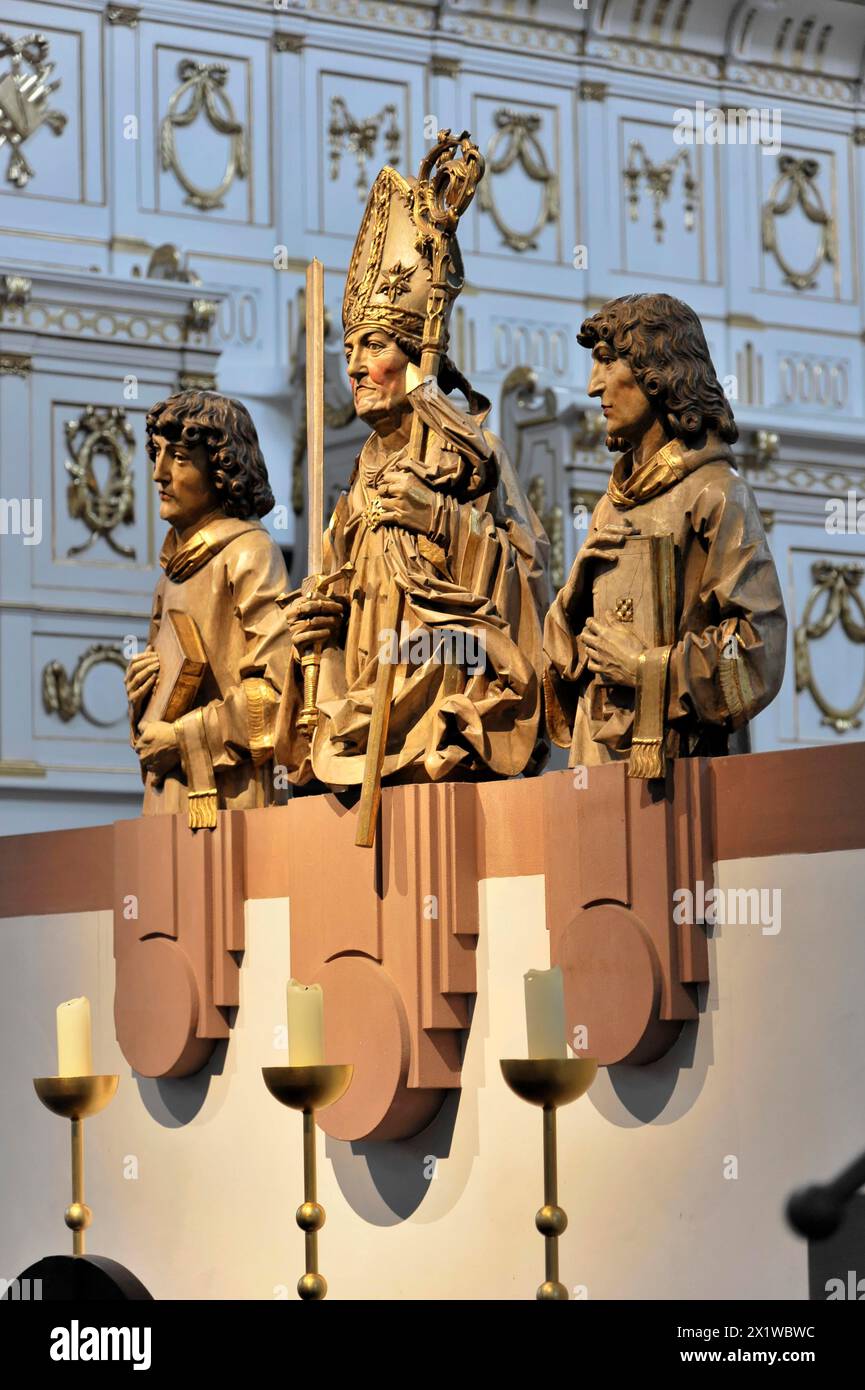 Il monastero collegiato di Neumuenster, la diocesi di Wuerzburg, Kardinal-Doepfner-Platz, veduta dettagliata di un gruppo scultoreo di santi in barocco Foto Stock