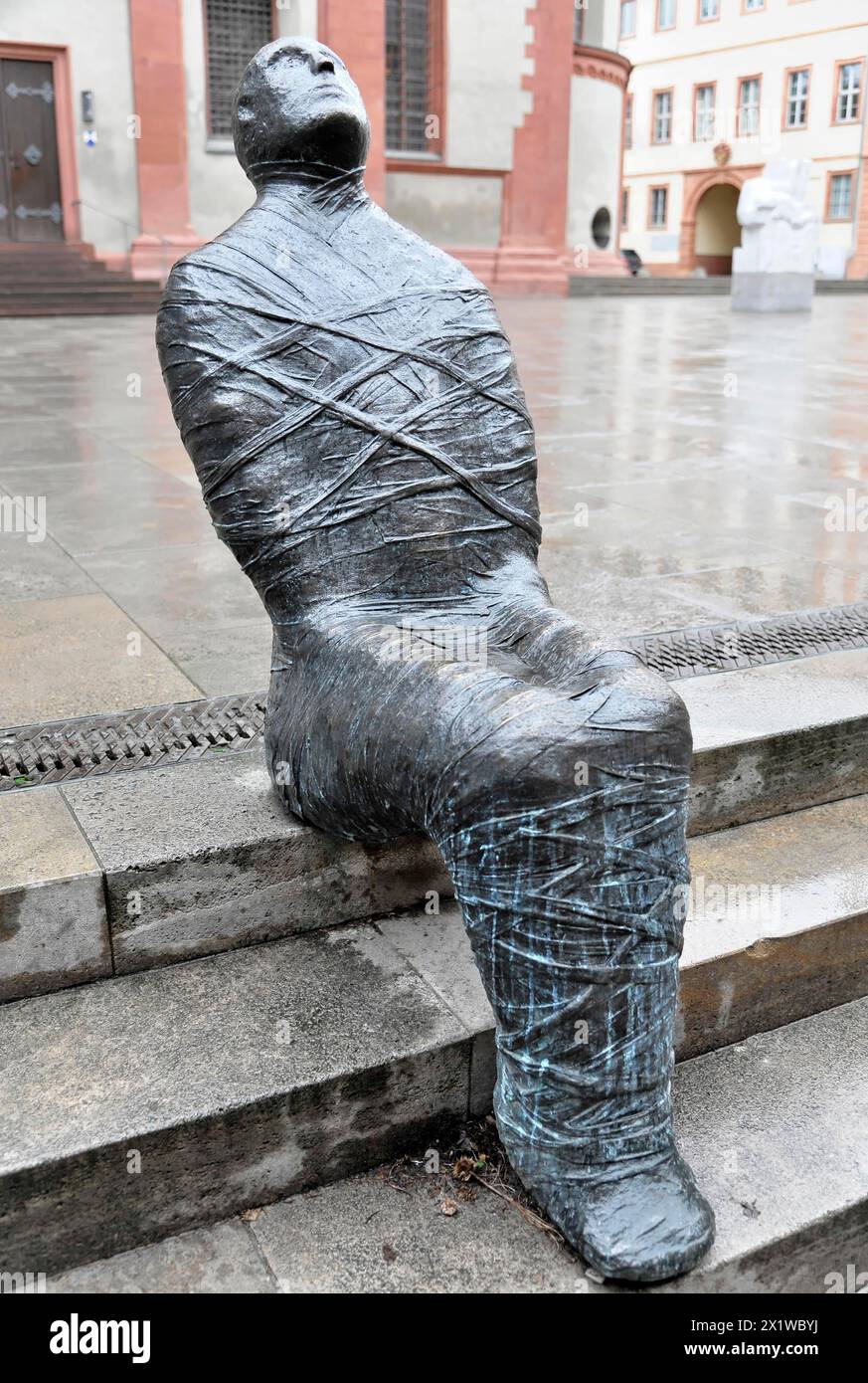 Scultura, il grande uomo seduto, Wuerzburg, Wuerzburg, la cattedrale romanica di Kilian, San Kiliano, cattedrale, scultura moderna di un uomo seduto Foto Stock