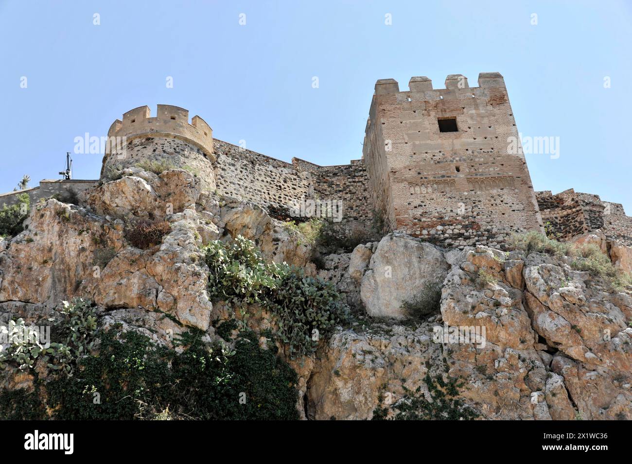 Solabrena, antica fortezza del castello su una roccia con merlature e torri, segni di rovina e decadimento, Costa del Sol, Andalusia, Spagna Foto Stock