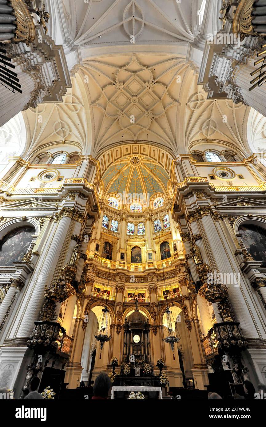 Santa Maria de la Encarnacion, Cattedrale di Granada, area altare in una chiesa con soffitto a cupola barocca ed elementi dorati, Granada, Andalusia, Spagna Foto Stock