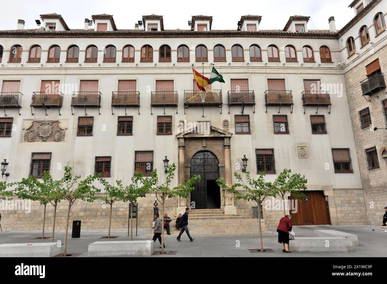 Jaen, edificio storico con bandiera spagnola e alberi piantati di recente di fronte, Jaen, Andalusia, Spagna Foto Stock