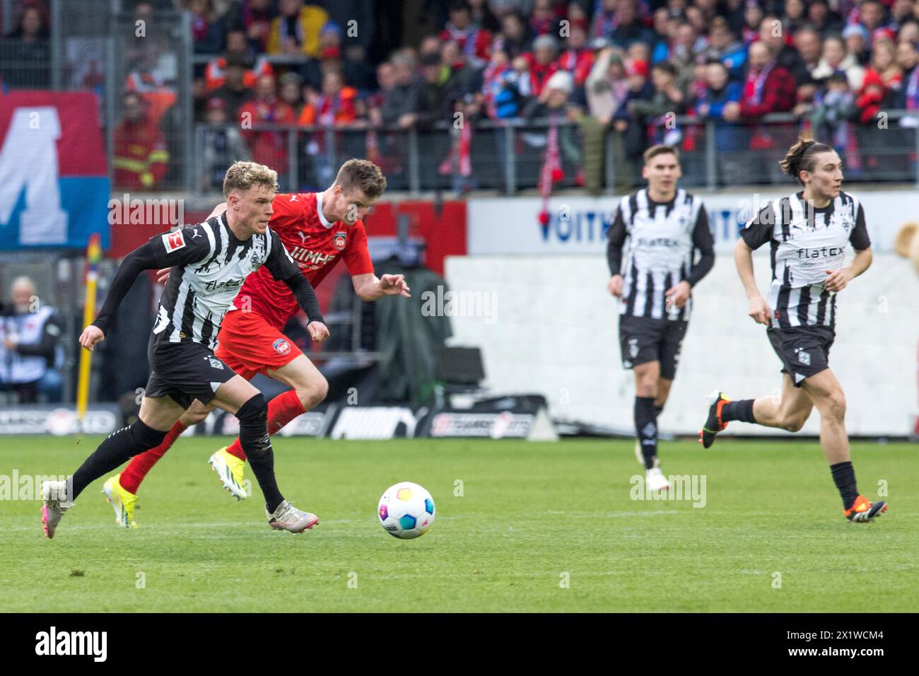 Partita di calcio, Robin HACK Borussia Moenchengladbach è partito in uno sprint con Jan SCHOePPNER 1.FC Heidenheim, Rocco REITZ Borussia Foto Stock