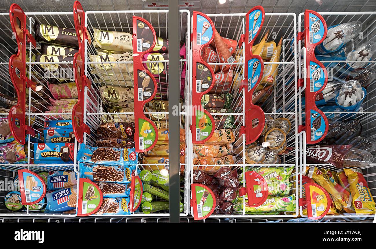 Congelatore con gelati di vari gusti, Meclemburgo-Vorpommern, Germania Foto Stock