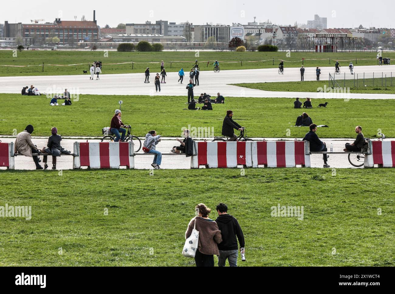 Visitatori a Tempelhofer Feld, Berlino, 01.04.2024., Berlino, Berlino, Germania Foto Stock