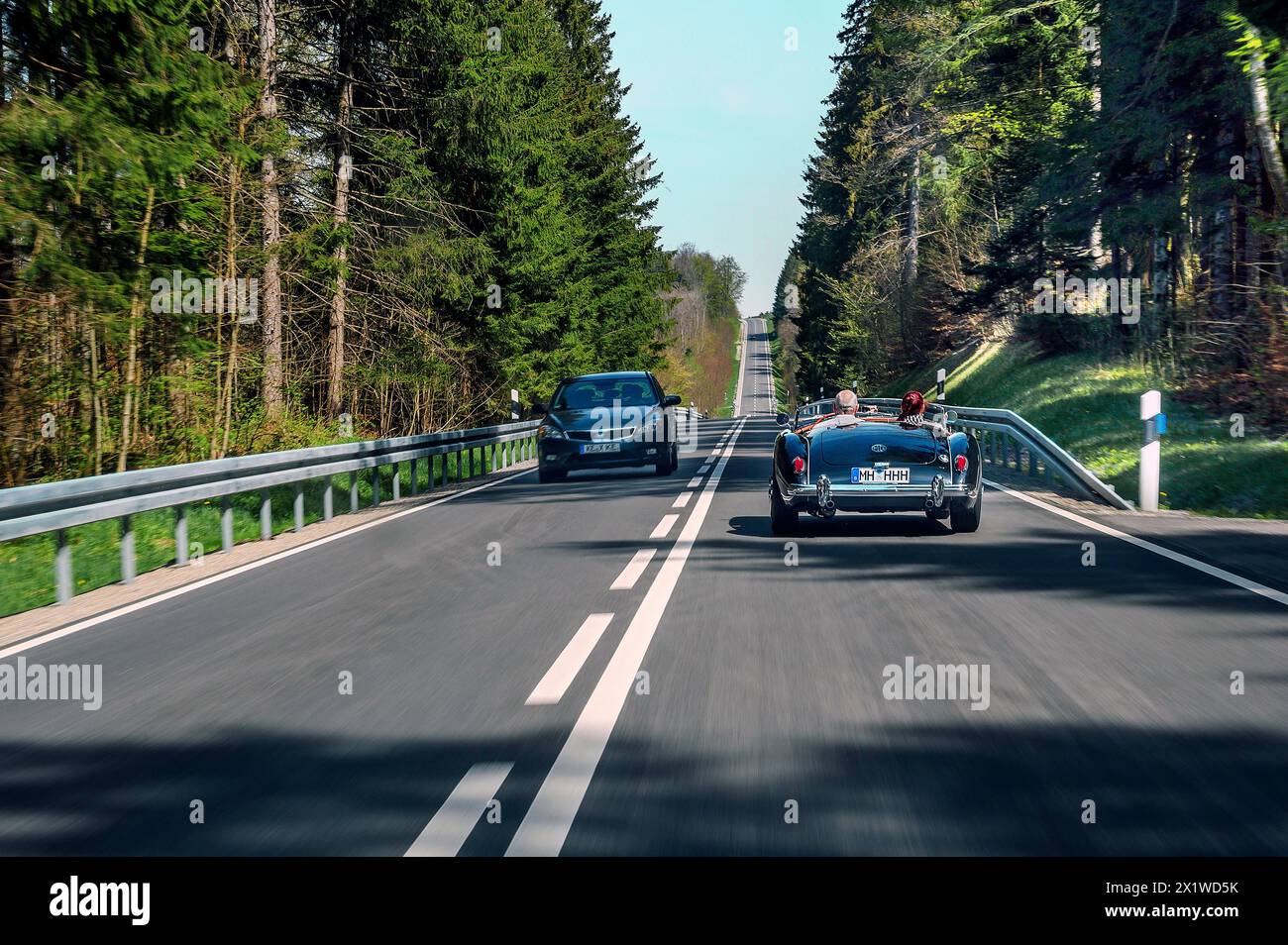 Strada di campagna vicino a Boerwang con una vecchia auto sportiva MG, Allgaeu, Svevia, Baviera, Germania Foto Stock