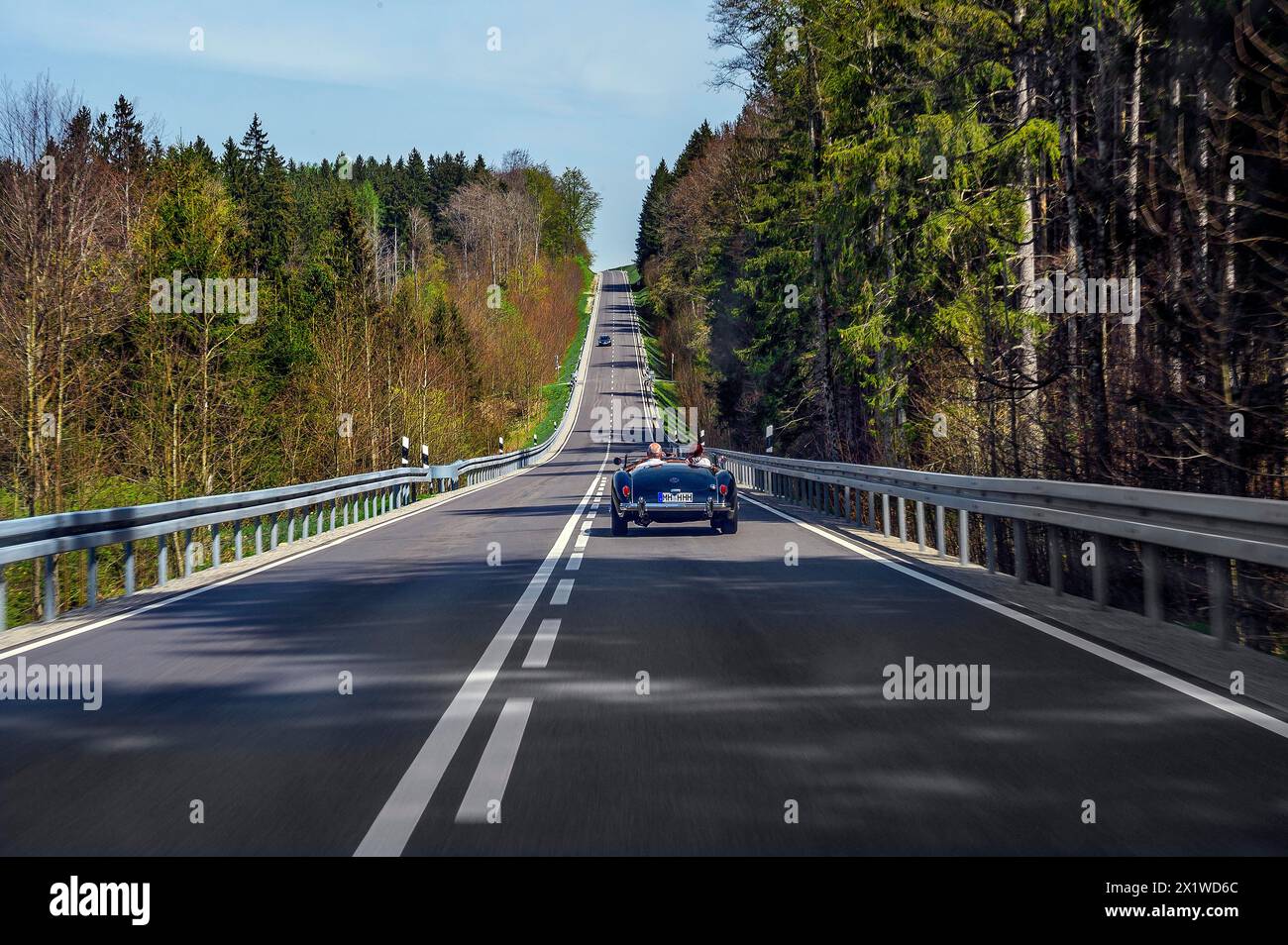 Strada di campagna vicino a Boerwang con una vecchia auto sportiva MG, Allgaeu, Svevia, Baviera, Germania Foto Stock