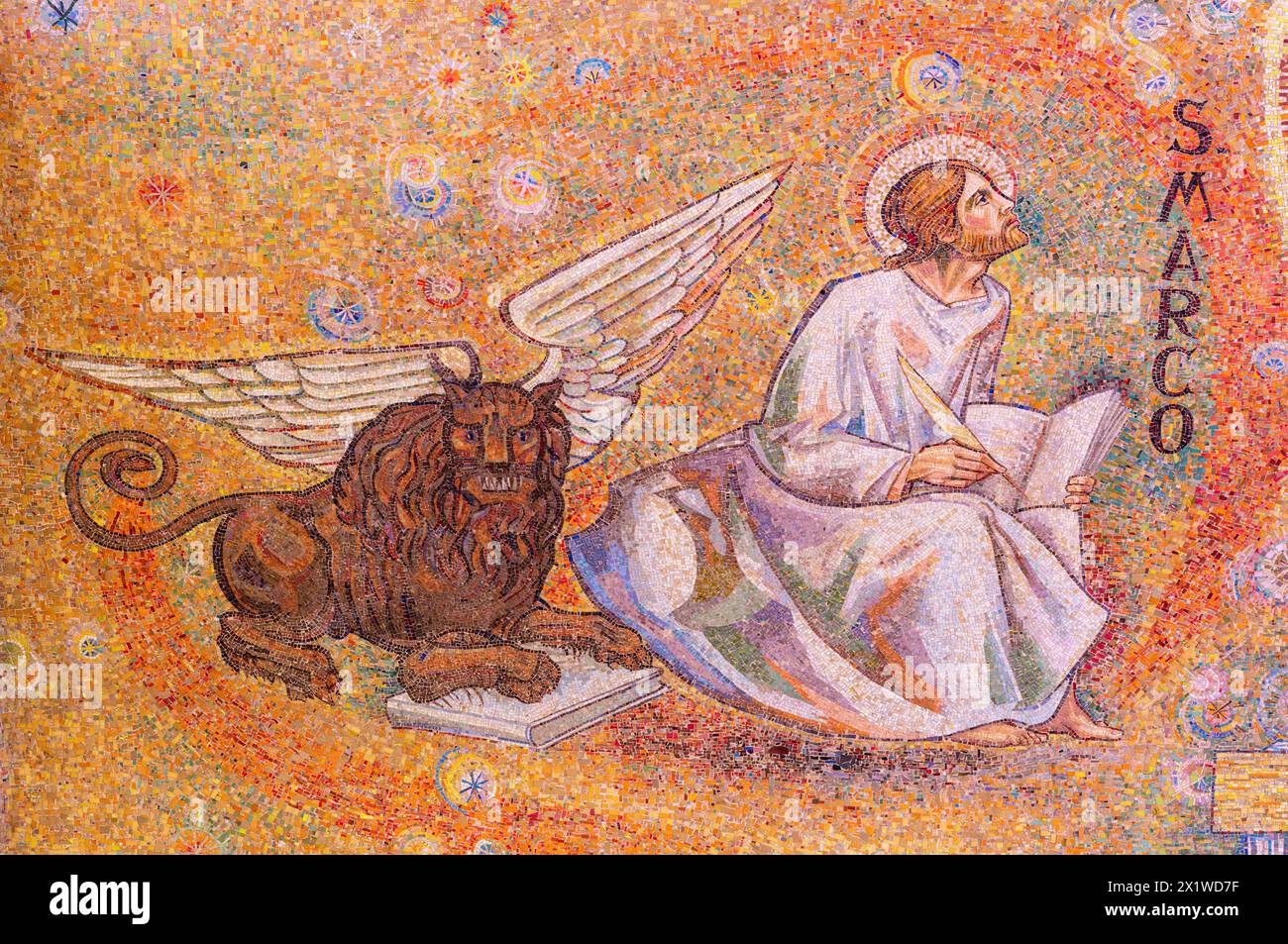 MILANO, ITALIA - 8 MARZO 2024: Il mosaico di San Segnare l'evangelista nell'abside della chiesa di Santi quattro Evangelisti di Mario Zappettini Foto Stock