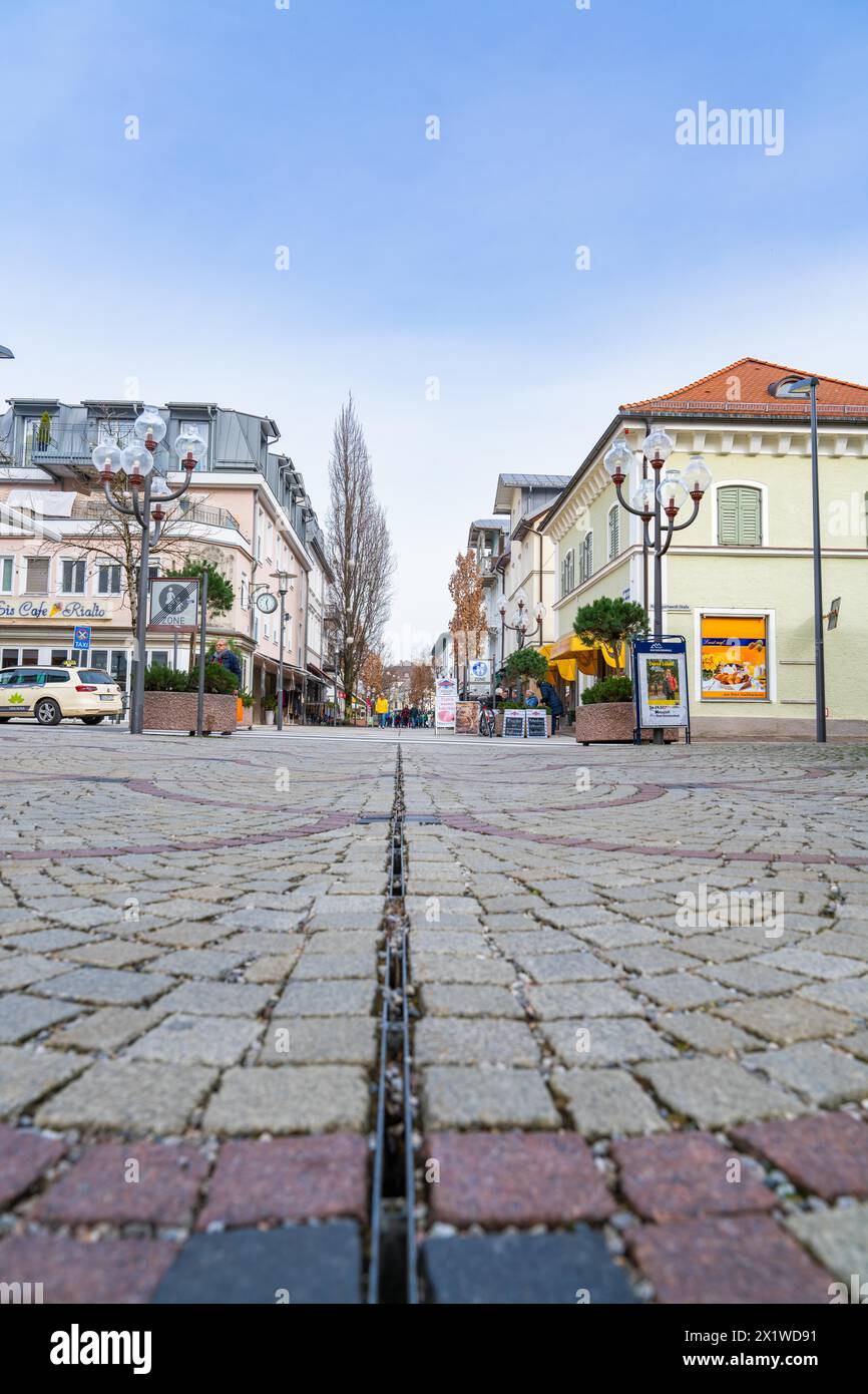 Ammira la strada acciottolata della città con file di negozi e lanterne, Bad Reichenhall, Baviera, Germania Foto Stock