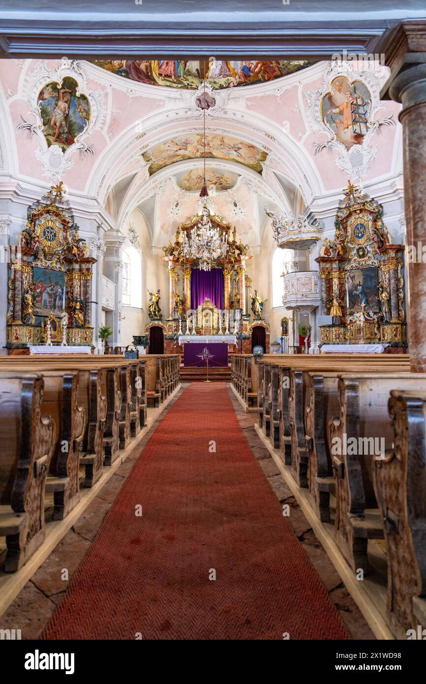 Chiesa barocca con altare ornato e dipinti a soffitto, Bad Reichenhall, Baviera, Germania Foto Stock