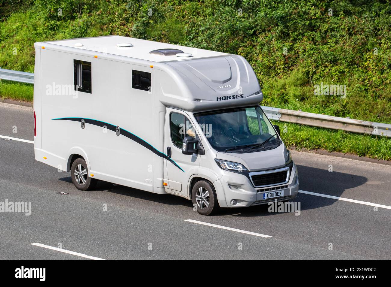 2016 White Peugeot Boxer 435 Professional L4 camper in viaggio sull'autostrada M6 Regno Unito Foto Stock