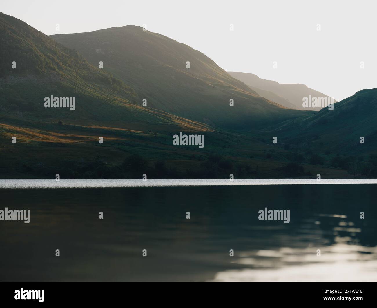 Un paesaggio minimo al crepuscolo del lago Crummock Water nel Lake District in Cumbria Inghilterra Regno Unito - atmosfera tranquilla sfondo tranquillo Foto Stock