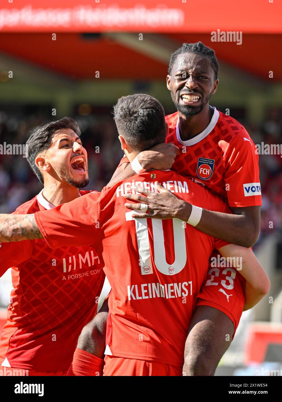 Celebrazione degli obiettivi, tifo, Tim Kleindienst 1. FC Heidenheim 1846 FCH (10) Omar Traore 1. FC Heidenheim 1846 FCH (23) Kevin Sessa 1. FC Heidenheim Foto Stock