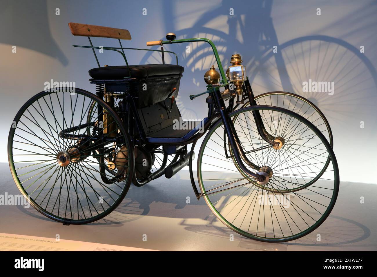 Daimler Motor-carrello a ruote quadriciclate in acciaio del 1891, Mercedes-Benz Museum, Stoccarda, Baden-Wuerttemberg, Germania Foto Stock