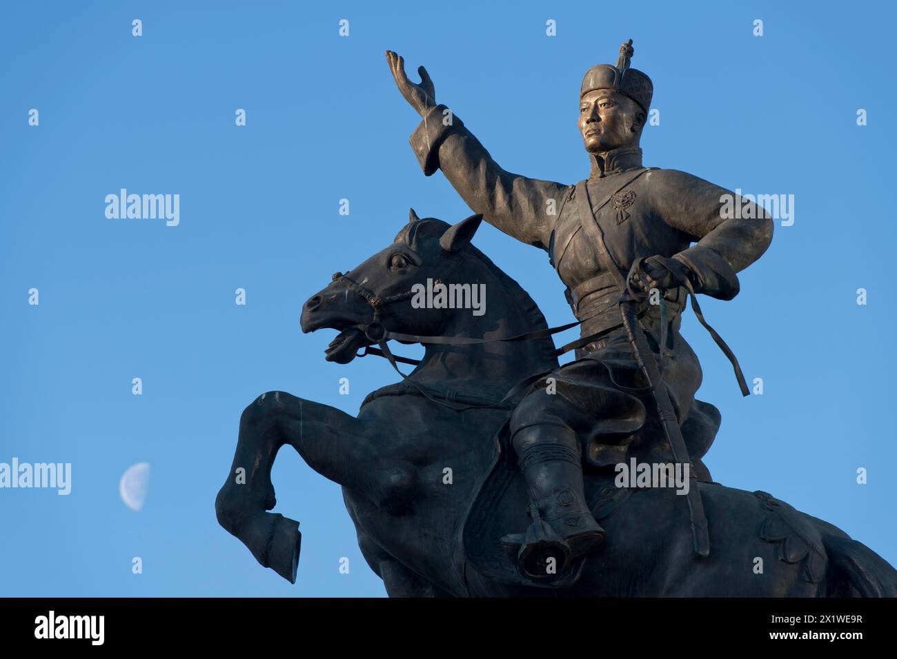 Luna mezzaluna dietro la statua di Damdin Suekhbaatar in Piazza Gengis Khan o Piazza Suekhbaatar nella capitale Ulan Bator, Mongolia Foto Stock