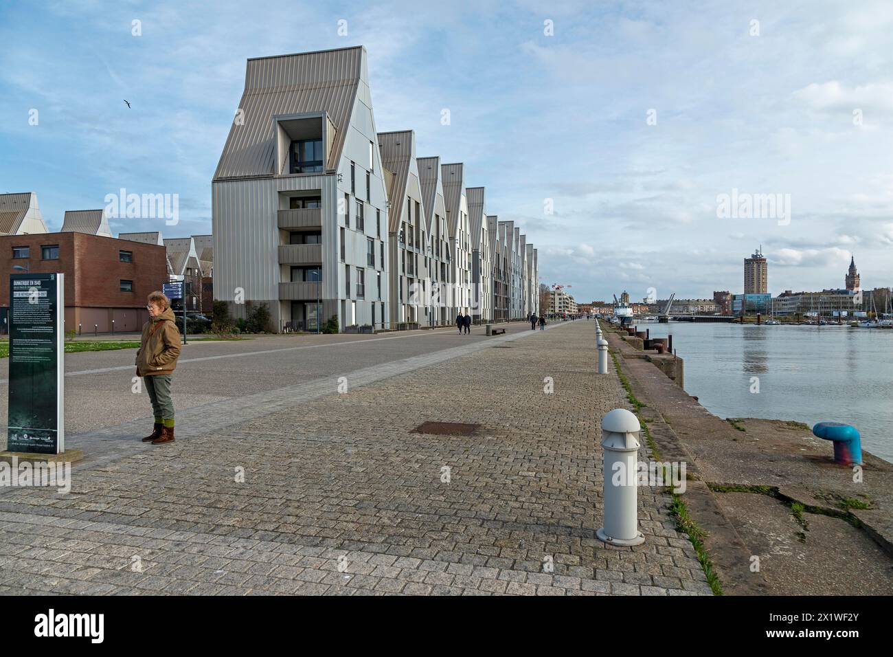 Architettura moderna nel porto, case, gente, Dunkerque, Francia Foto Stock