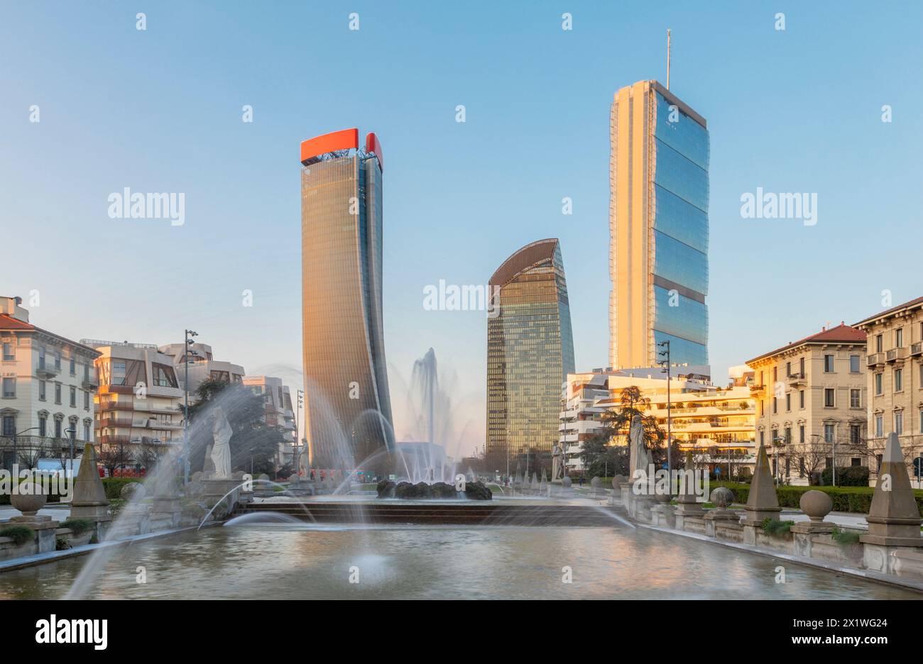 MILANO, ITALIA - 7 MARZO 2024: La Fontana delle Quatro stagioni e i grattacieli della vita cittadina Foto Stock