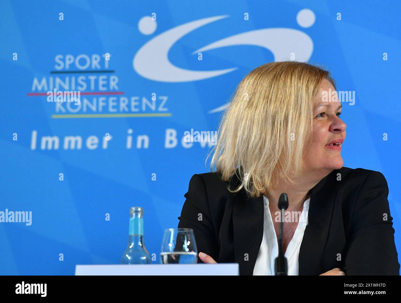 Bundesinnenministerin Nancy Faeser bei der Abschluß-Pressekonferenz der Deutschen Sportministerkonferenz am Donnerstag 18.4.2024 a Saarbrücken. *** Ministro federale dell'interno Nancy Faeser alla conferenza stampa finale della Conferenza tedesca dei ministri dello sport giovedì 18 4 2024 a Saarbrücken BUB Foto Stock