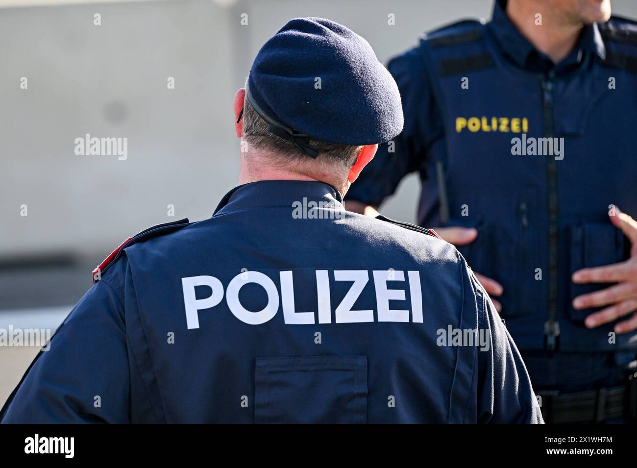 AUT, Polizei 18.04.2024, Oberoesterreich, AUT, Polizei, im Bild Polizei, Einsatzkraefte, Polizisten, Polizistinnen, Beamte, Exekutive, Einsatz Oberoesterreich *** AUT, polizia 18 04 2024, alta Austria, AUT, polizia, nel quadro polizia, agenti di polizia, poliziotti, poliziotti, agenti, dirigenti, operazione Upper Austria Polizei, 18.04.2024-5 Foto Stock