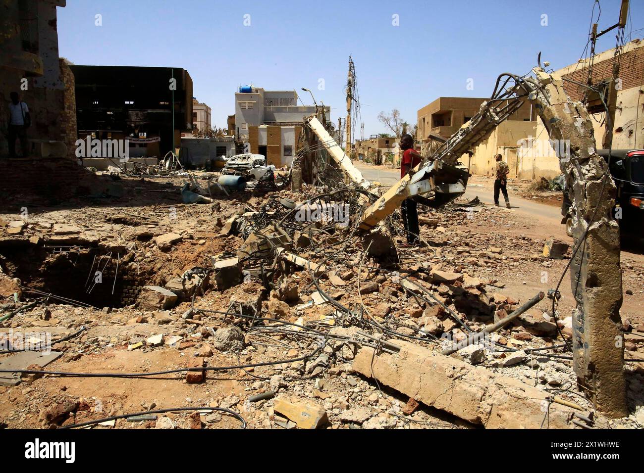 (240418) -- OMDURMAN, 18 aprile 2024 (Xinhua) -- questa foto scattata con un telefono cellulare il 17 aprile 2024 mostra volontari che riparano impianti di alimentazione danneggiati a Omdurman, Sudan. Il conflitto armato tra le forze armate sudanesi (SAF) e le forze paramilitari di supporto rapido (RSF) è entrato nel suo secondo anno. Da quando il conflitto è scoppiato il 15 aprile 2023, sono stati registrati più di 14.700 morti, mentre il numero di sfollati all'interno e all'esterno del Sudan ha raggiunto i 8,2 milioni, ha dimostrato una recente relazione dell'Ufficio delle Nazioni Unite per il coordinamento delle questioni umanitarie Foto Stock