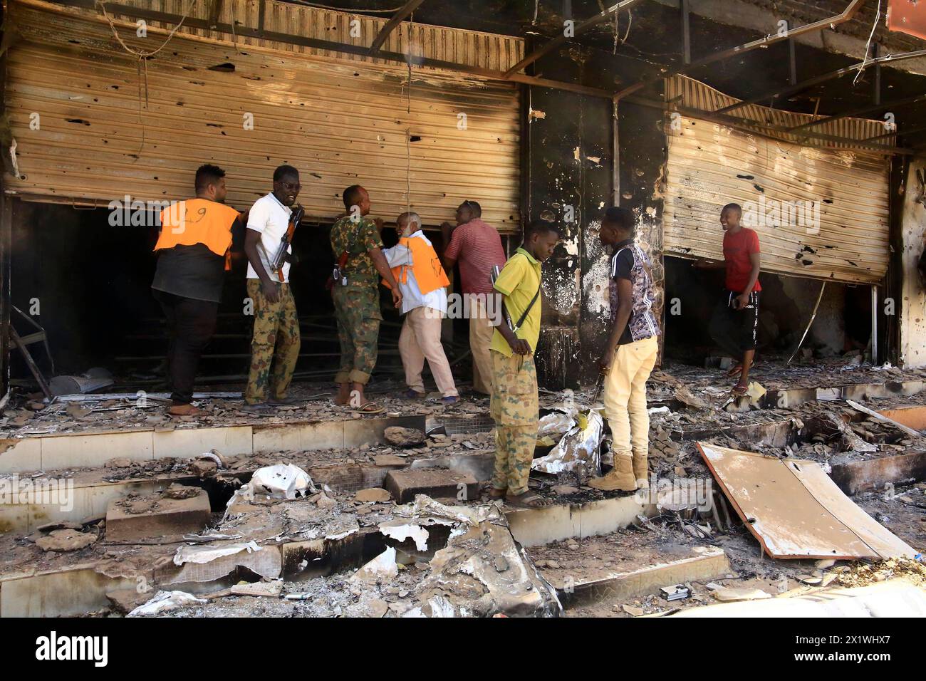 (240418) -- OMDURMAN, 18 aprile 2024 (Xinhua) -- questa foto scattata con un cellulare il 17 aprile 2024 mostra volontari che puliscono una casa danneggiata a Omdurman, Sudan. Il conflitto armato tra le forze armate sudanesi (SAF) e le forze paramilitari di supporto rapido (RSF) è entrato nel suo secondo anno. Da quando il conflitto è scoppiato il 15 aprile 2023, sono stati registrati più di 14.700 morti, mentre il numero di sfollati all'interno e all'esterno del Sudan ha raggiunto i 8,2 milioni, come dimostra una recente relazione dell'Ufficio delle Nazioni Unite per il coordinamento degli affari umanitari. (Foto di Moha Foto Stock