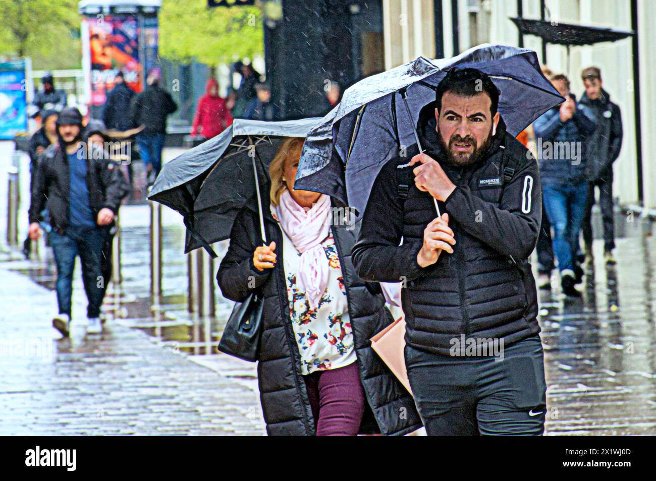 Glasgow, Scozia, Regno Unito. 18 aprile 2024: Regno Unito Meteo: Pioggia in città mentre gli abitanti del posto e i turisti combattevano con gli ombrelli sotto la pioggia. Credit Gerard Ferry/Alamy Live News Foto Stock