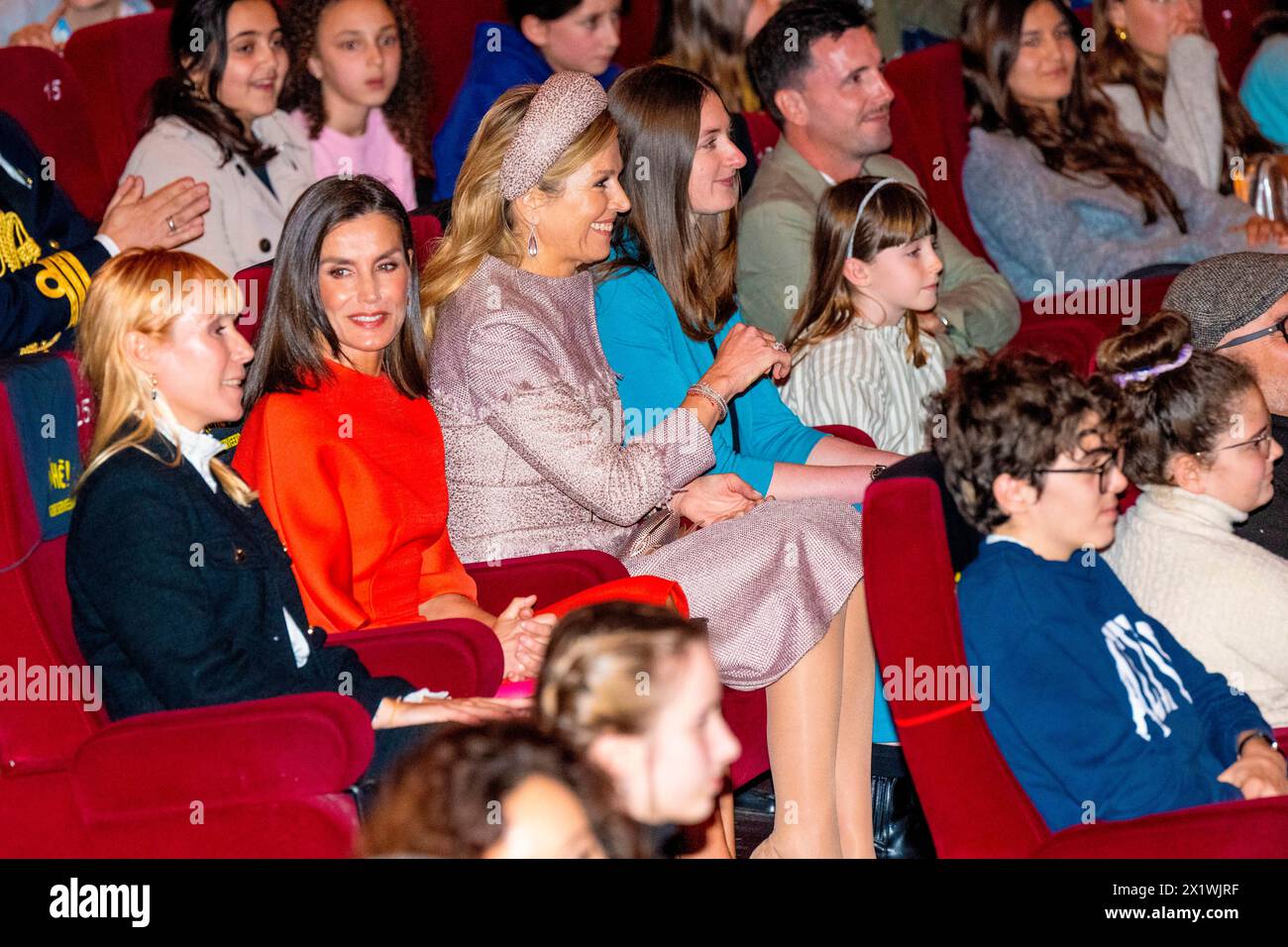 Amsterdam, Niederlande. 18 aprile 2024. La regina Maxima dei Paesi Bassi e la regina Letizia di Spagna al Koninklijk Theater Tuschinski di Amsterdam, il 18 aprile 2024, per visitare il Festival spagnolo del cinema di Amsterdam (AFF), mira a rafforzare la reciproca consapevolezza culturale attraverso il cinema spagnolo e latino-americano nei Paesi Bassi, l'ultimo di una visita di Stato di 2 giorni dalla Spagna ai Paesi Bassi credito: Albert Nieboer/Netherlands OUT/Point de Vue OUT/dpa/Alamy Live News Foto Stock