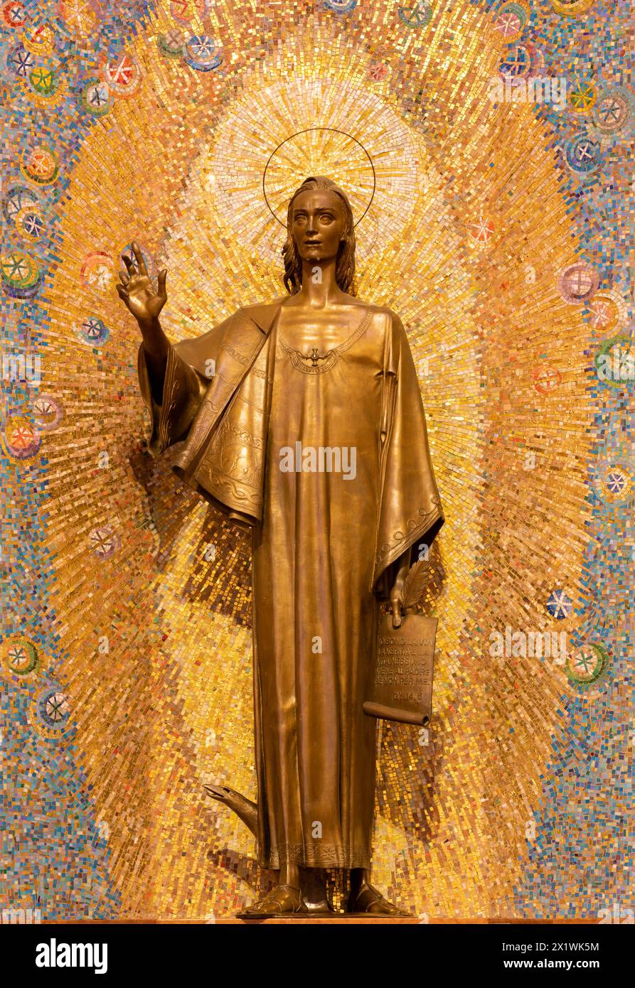 MILANO, ITALIA - 8 MARZO 2024: La statua in bronzo di San Giovanni Evangelista nella chiesa di Santi quattro Evangelisti di Mario Zappettini Foto Stock