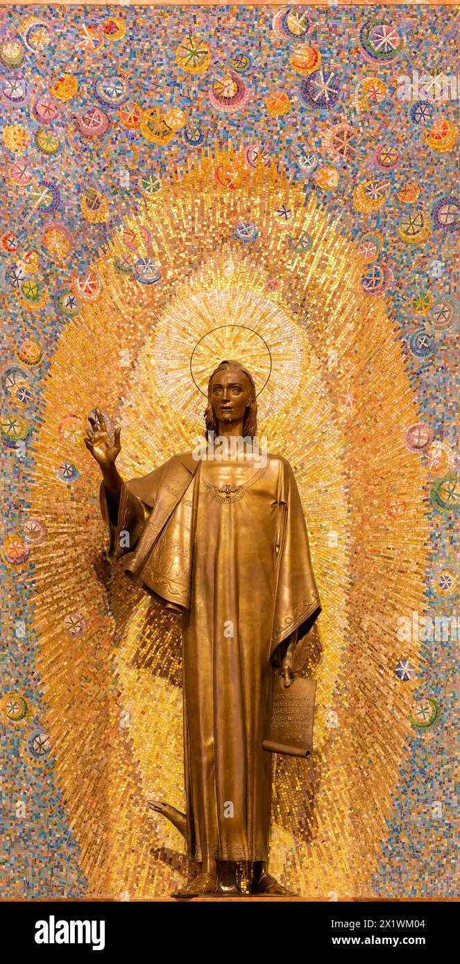 MILANO, ITALIA - 8 MARZO 2024: La statua in bronzo di San Giovanni Evangelista nella chiesa di Santi quattro Evangelisti di Mario Zappettini Foto Stock