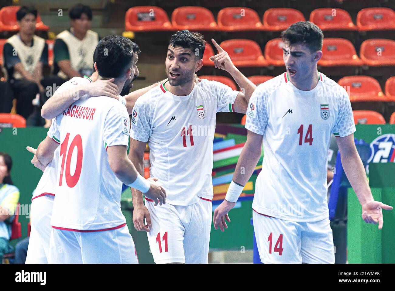 Bangkok, Thailandia. 18 aprile 2024. I giocatori di IR Iran hanno visto festeggiare dopo aver segnato un gol durante la partita del gruppo D della Coppa d'Asia 2024 dell'AFC Futsal tra IR Iran e Afghanistan all'Indoor Stadium Huamark di Bangkok. Punteggio finale; IR Iran 3 : 1 Afghanistan. Credito: SOPA Images Limited/Alamy Live News Foto Stock