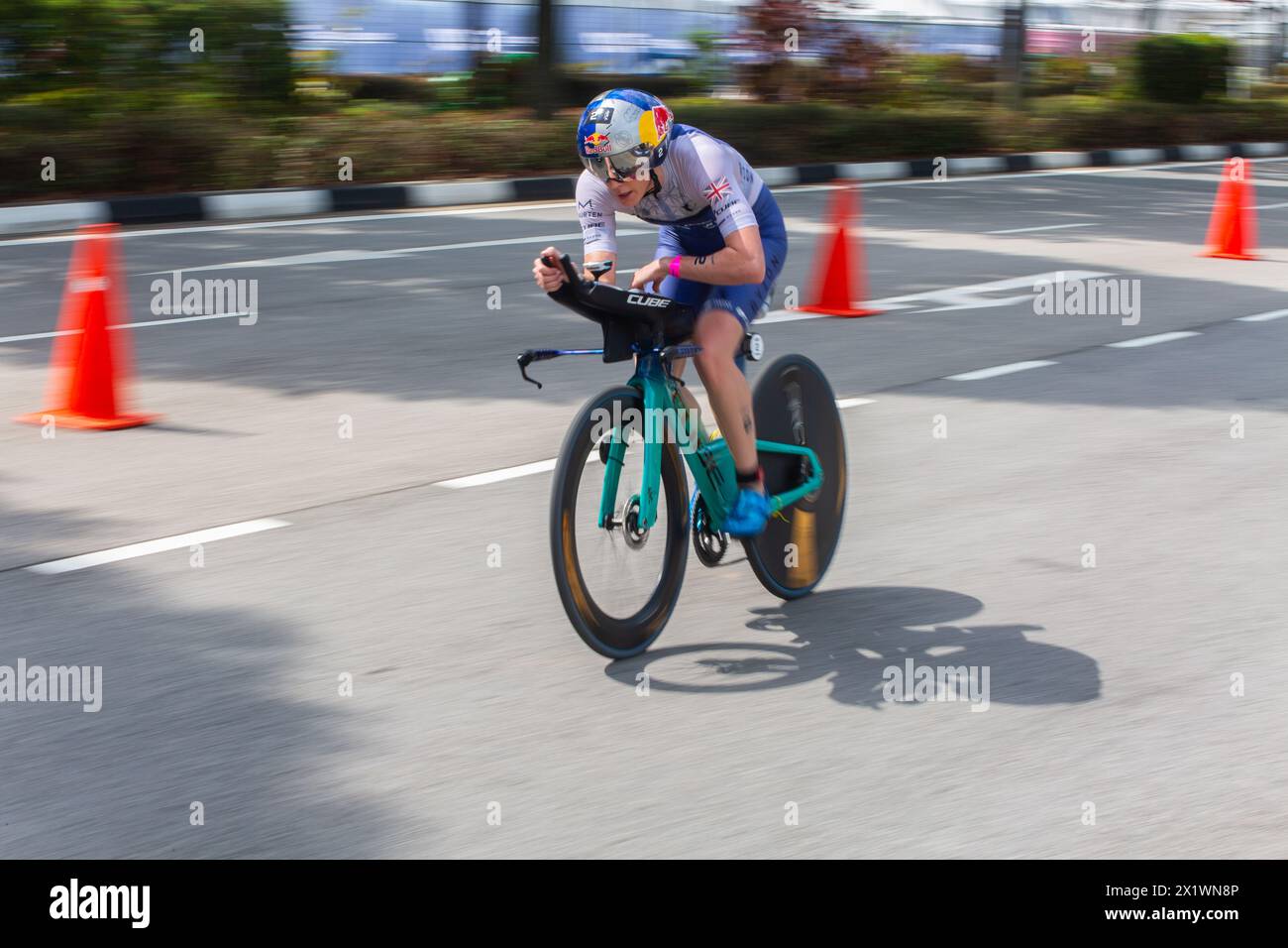 13 aprile 2024. Vista panoramica dell'atleta femminile d'élite in bicicletta su una strada pianeggiante in un evento di triathlon. Singapore. Foto Stock