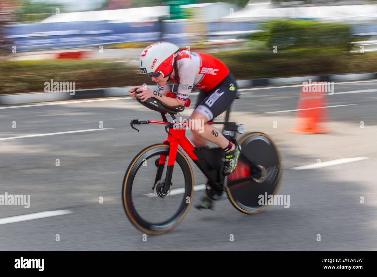 13 aprile 2024. Panoramica dell'atleta femminile d'élite in bicicletta su una strada piana in un evento di triathlon. Singapore. Foto Stock