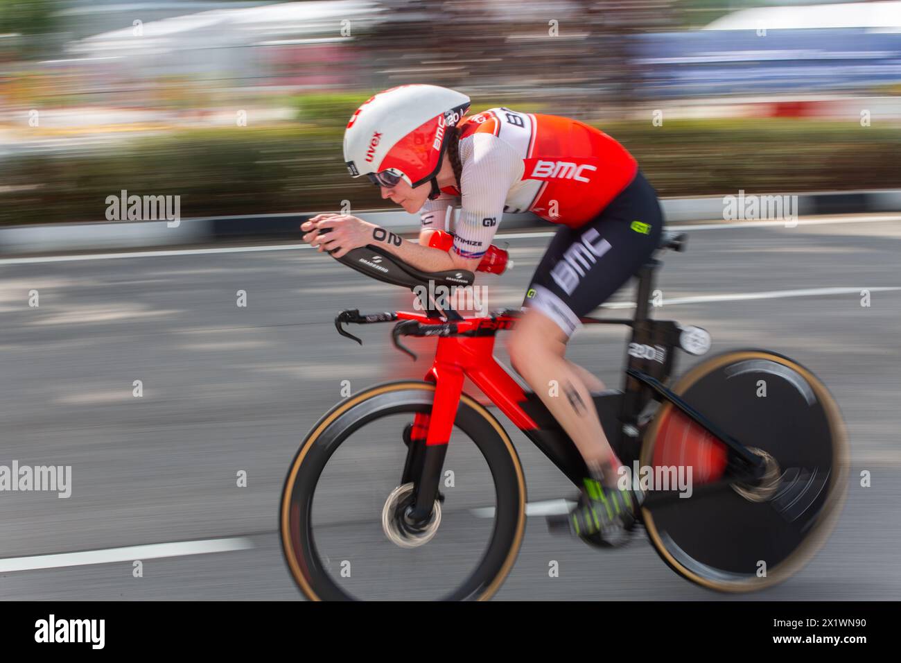 13 aprile 2024. Panoramica dell'atleta femminile d'élite in bicicletta su una strada piana in un evento di triathlon. Singapore. Foto Stock