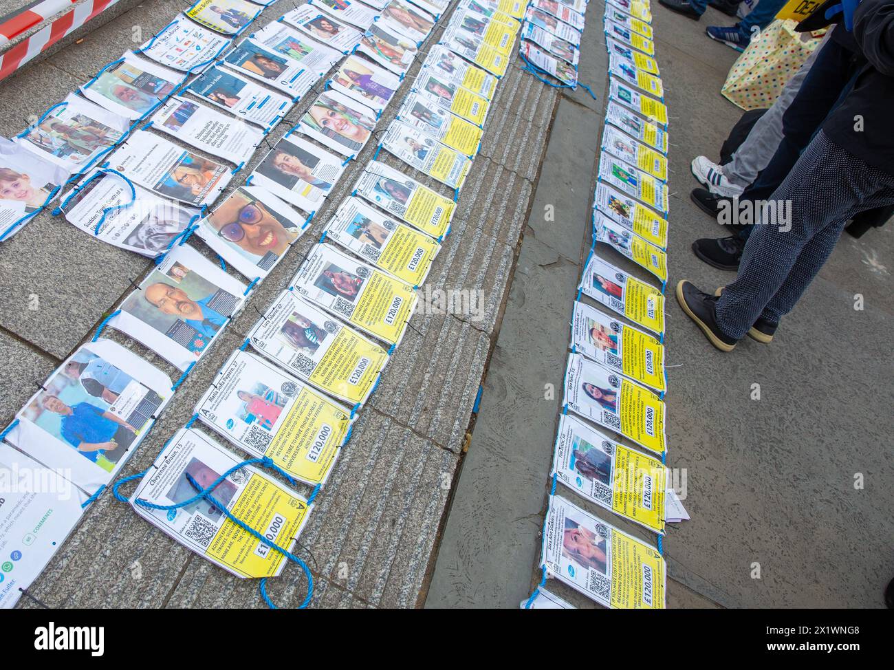 I manifestanti anti anti-vaccino si riuniscono per la loro dimostrazione DELLA VERITÀ a Trafalgar Square, Londra. Foto Stock