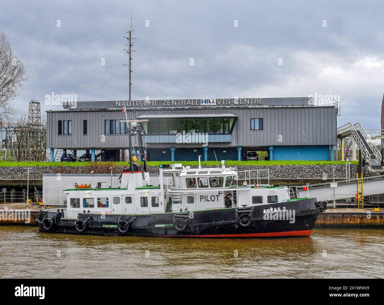 Nautische Zentrale an der Elbe ad Amburgo. Jaehrlich laufen rund 13,000 Seeschiffe den Hamburger Hafen an, darunter viele Grossschiffe. Damit sie sicher in Die engen Hafenbecken gelangen, steuert die Nautische Zentrale den Schiffsverkehr auf der Elbe. Foto: Rothermel *** Centro Nautico sull'Elba ad Amburgo ogni anno circa 13.000 navi oceaniche fanno scalo al porto di Amburgo, tra cui molte grandi navi il Centro Nautico controlla il traffico marittimo sull'Elba per garantire che entrino in sicurezza negli stretti bacini portuali foto Rothermel Foto Stock