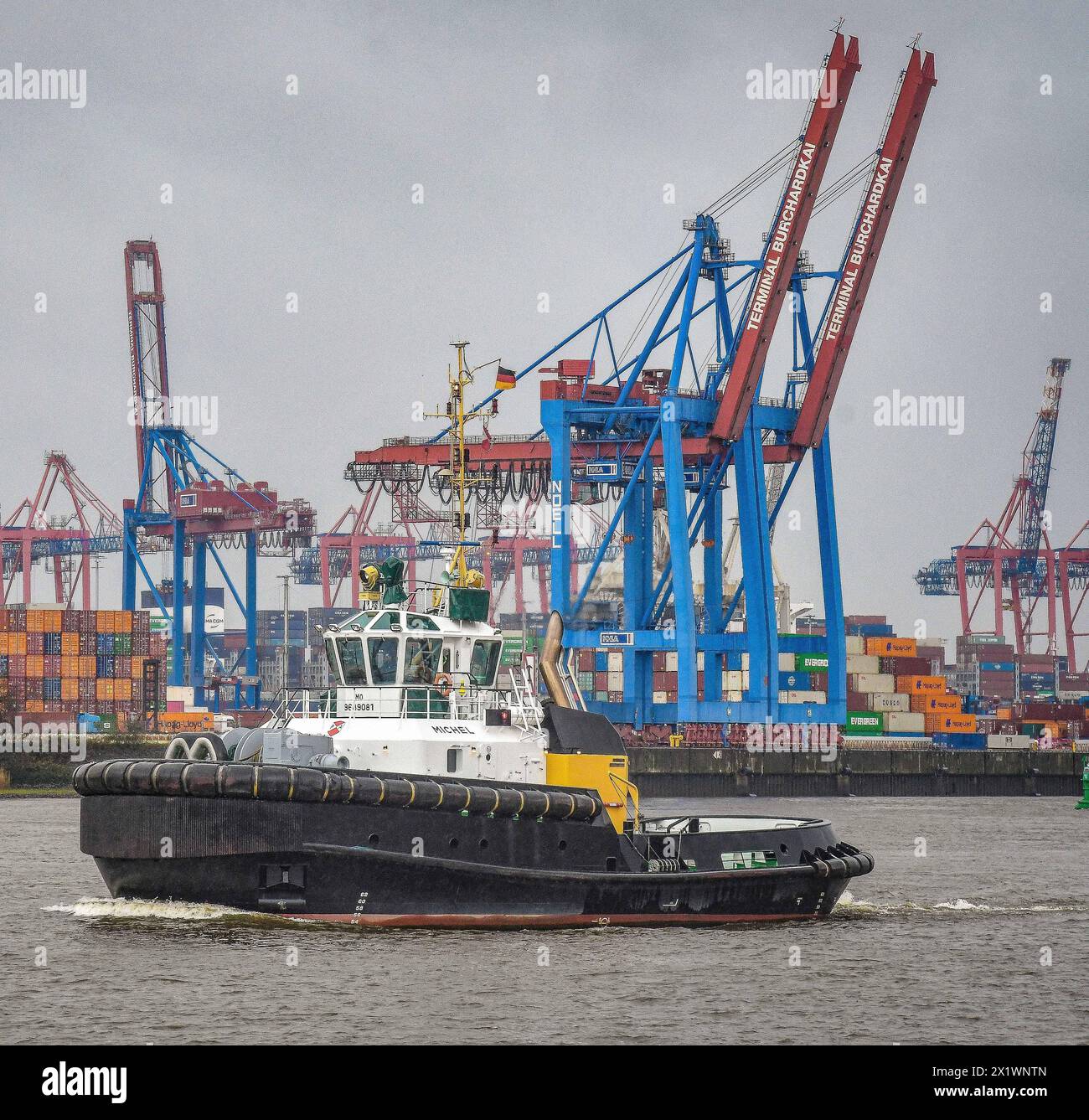 Ein Schlepper fähr auf der Elbe stromaufwärts vorbei an Ladekraene. Die Schleppschiffe sind unverzichtbar für die reibungslosen Hafenbetrieb. SIE bugsieren einlaufende oder ausfahrende Schiffe in Die oder aus den Hafenbecken im Hamburger Hafen. *** Un rimorchiatore naviga a monte sull'Elba superando le chiatte di carico i rimorchiatori sono indispensabili per le operazioni portuali regolari che manovrano le navi in entrata o in uscita dai bacini portuali nel porto di Amburgo Foto Stock