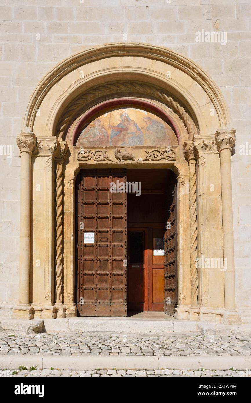Portale della Chiesa di San Vito. L'Aquila. Abruzzo. Italia Foto Stock
