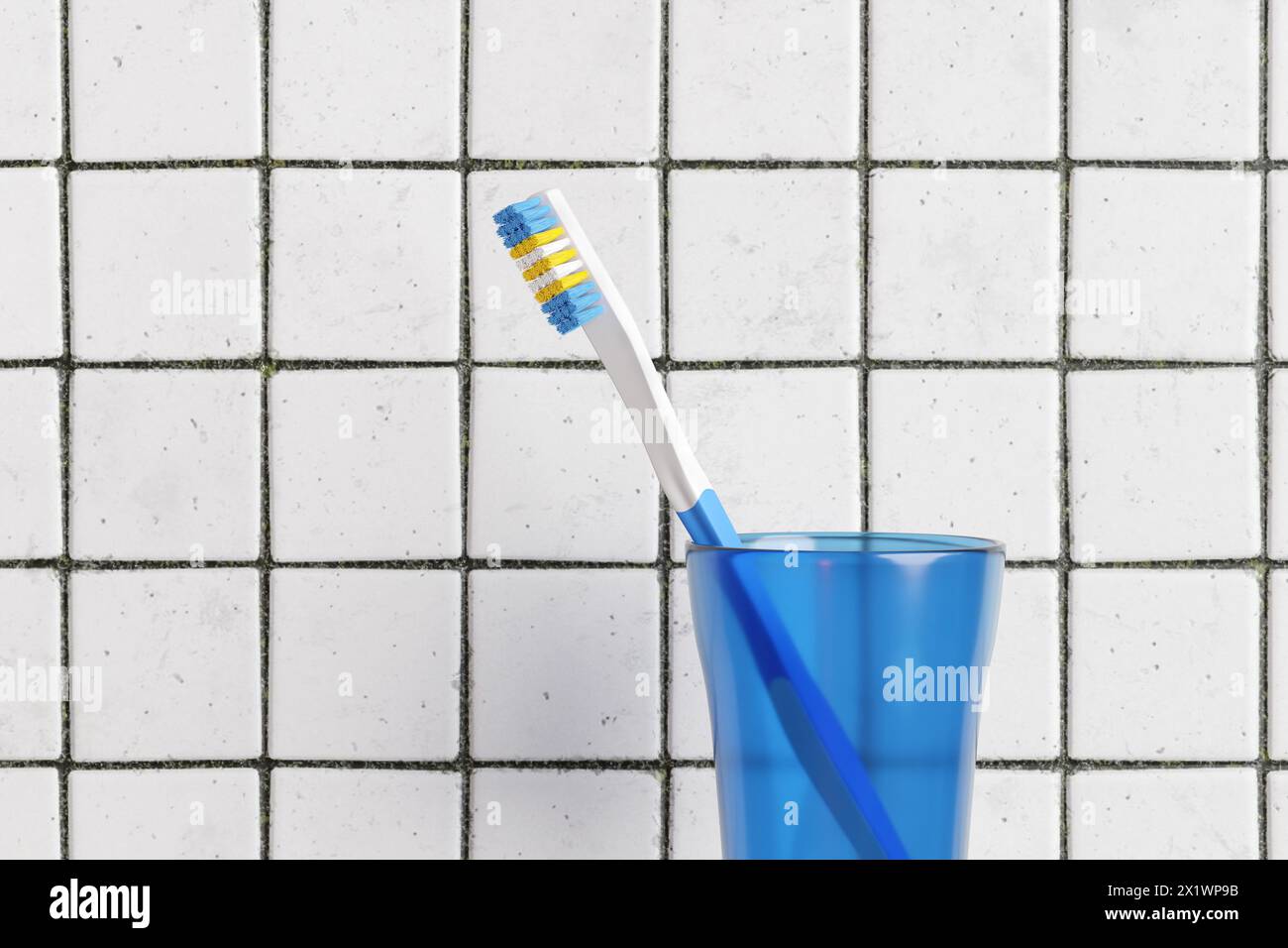 Spazzolino in una tazza traslucida blu davanti a una parete sporca con piastrelle bianche. Illustrazione del concetto di igiene dentale e salute orale Foto Stock