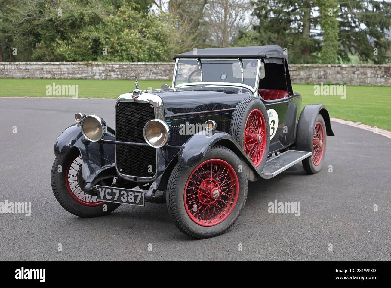 Un'auto Alvis d'epoca è parcheggiata al Rose Castle di Dalston, in Cumbria. L'auto partecipa al Flying Scotsman Rally, un evento pubblico gratuito. Foto Stock