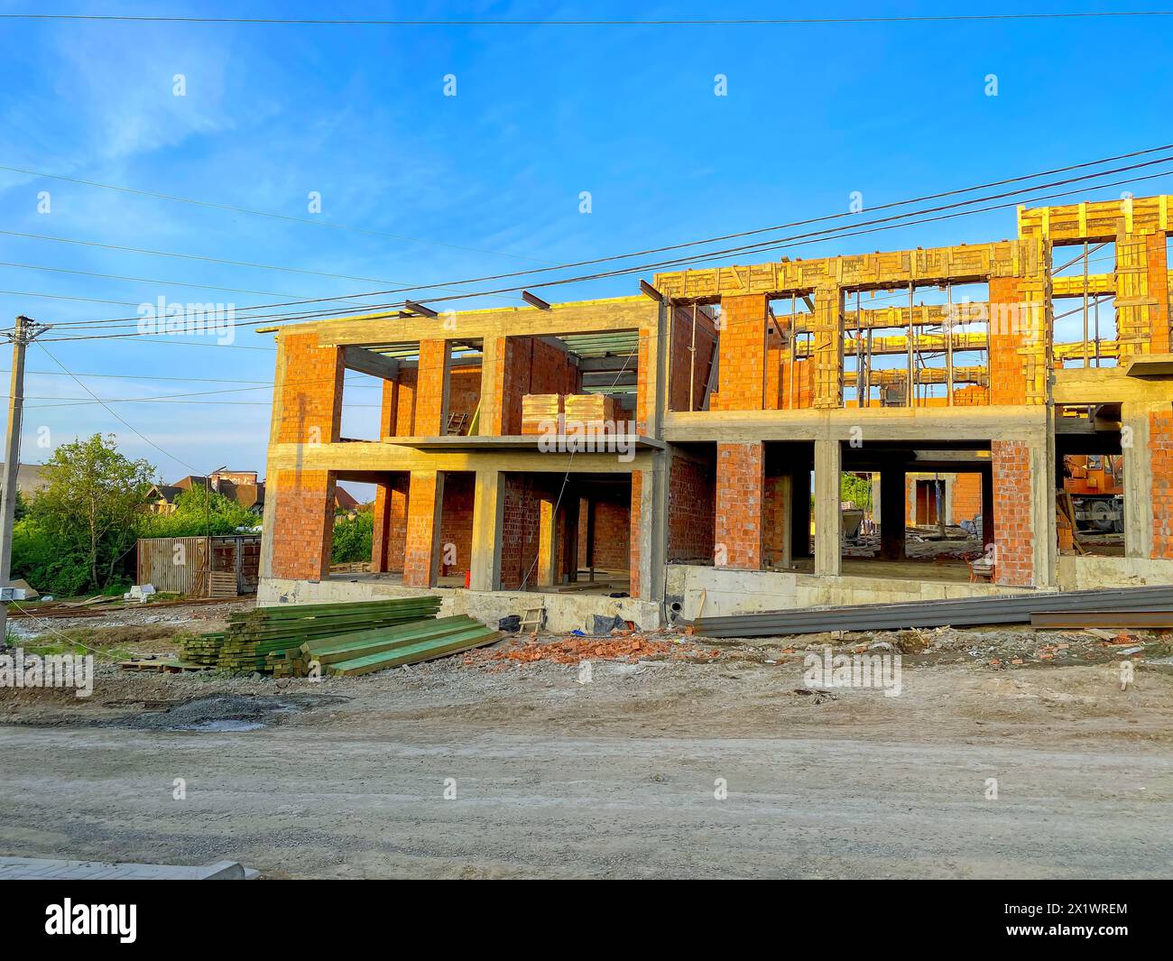 Il tipico condominio in stile ranch è in mattoni durante la costruzione Foto Stock