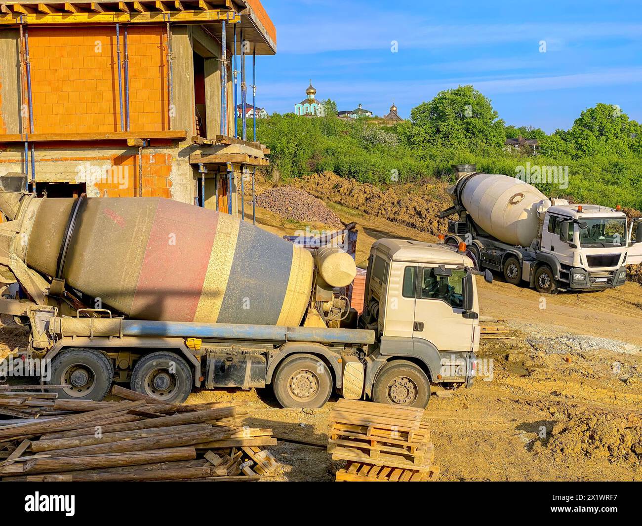 I tipici condomini in stile ranch sono costruiti in mattoni mentre sono in costruzione Foto Stock