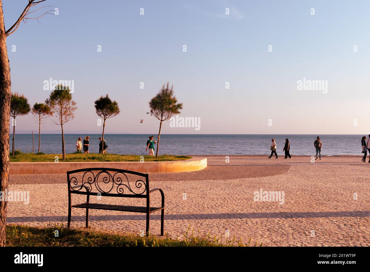 Foto di una panchina sul lungomare di Durazzo in Albania Foto Stock