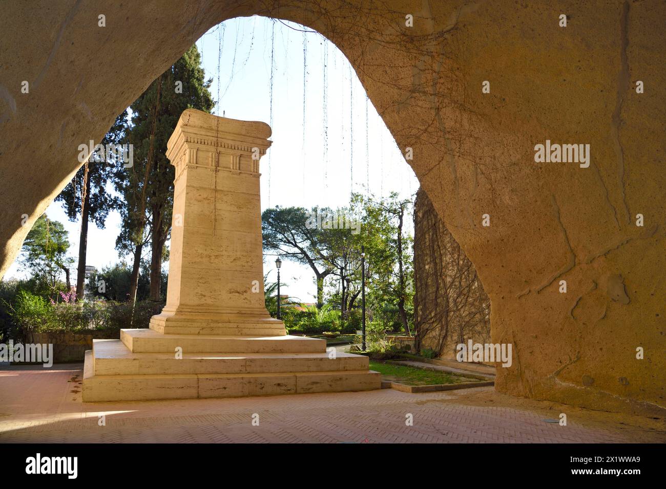 Monumento funebre a Giacomo Leopardi. Parco Vergiliano. Piedigrotta. Napoli. Campania. Italia Foto Stock