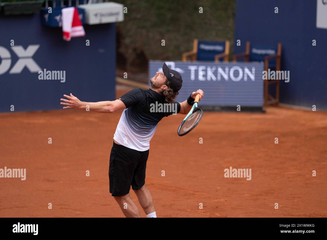 barcellona Open tennis atp 500 matteo arnaldi vs marco trungelliti, Arnaldi vince l'italiano Matteo Arnaldi sconfigge l'argentino Marco Trungelliti in una partita dominata da Arnaldi, che gli permette di avanzare ai quarti di finale del Barcellona Open. El italiano Matteo Arnaldi vence al argentino Marco Trungelliti en un partido dominado por Arnaldi, lo que le permite avanzar a los cuartos de final del Abierto de Barcelona. Nella foto: Matteo Arnaldi News Sports - Barcellona, Spagna giovedì 18 aprile 2024 (foto di Eric Renom/LaPresse) Foto Stock