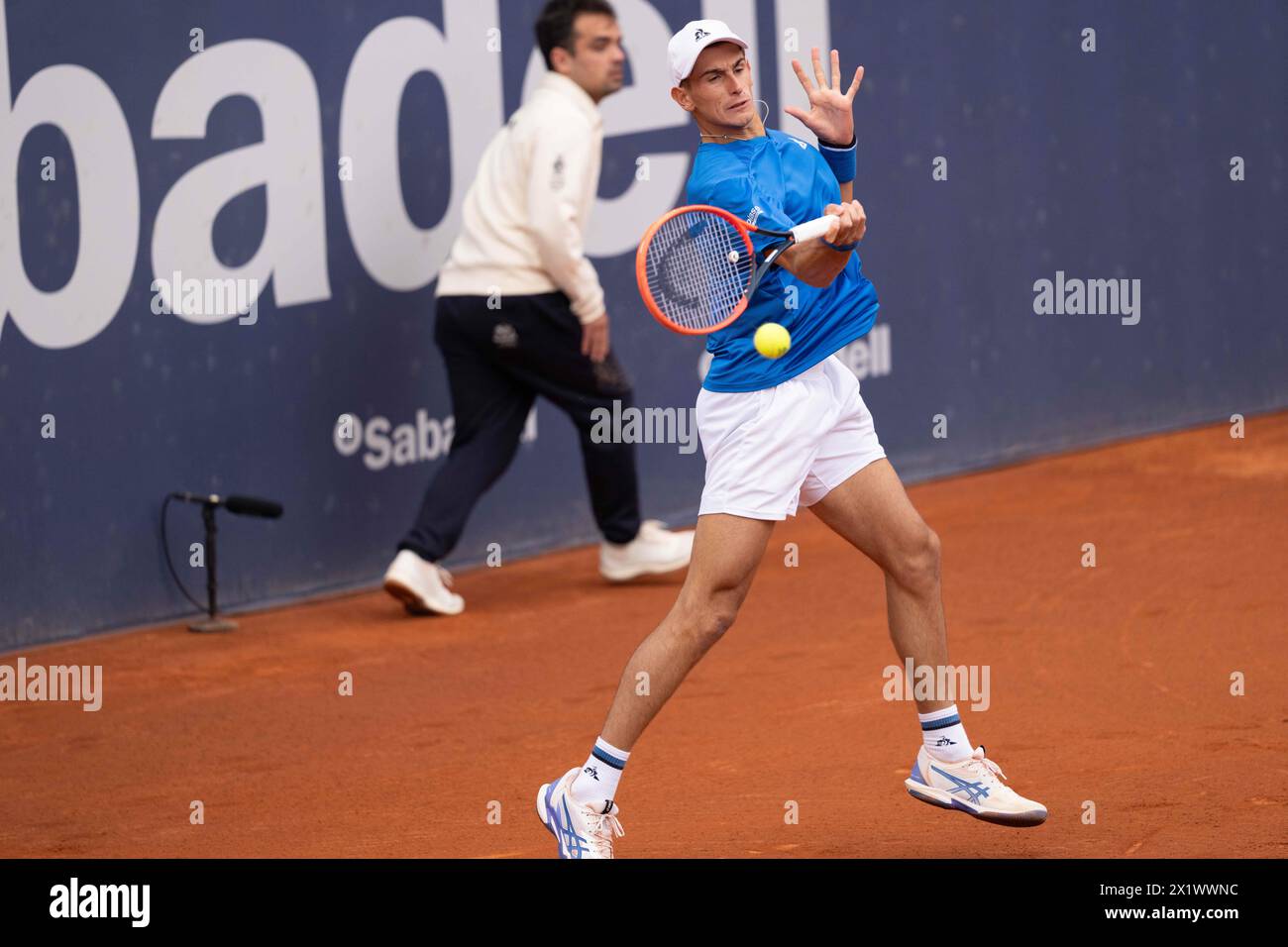 barcellona Open tennis atp 500 matteo arnaldi vs marco trungelliti, Arnaldi vince l'italiano Matteo Arnaldi sconfigge l'argentino Marco Trungelliti in una partita dominata da Arnaldi, che gli permette di avanzare ai quarti di finale del Barcellona Open. El italiano Matteo Arnaldi vence al argentino Marco Trungelliti en un partido dominado por Arnaldi, lo que le permite avanzar a los cuartos de final del Abierto de Barcelona. Nella foto: Matteo Arnaldi News Sports - Barcellona, Spagna giovedì 18 aprile 2024 (foto di Eric Renom/LaPresse) Foto Stock