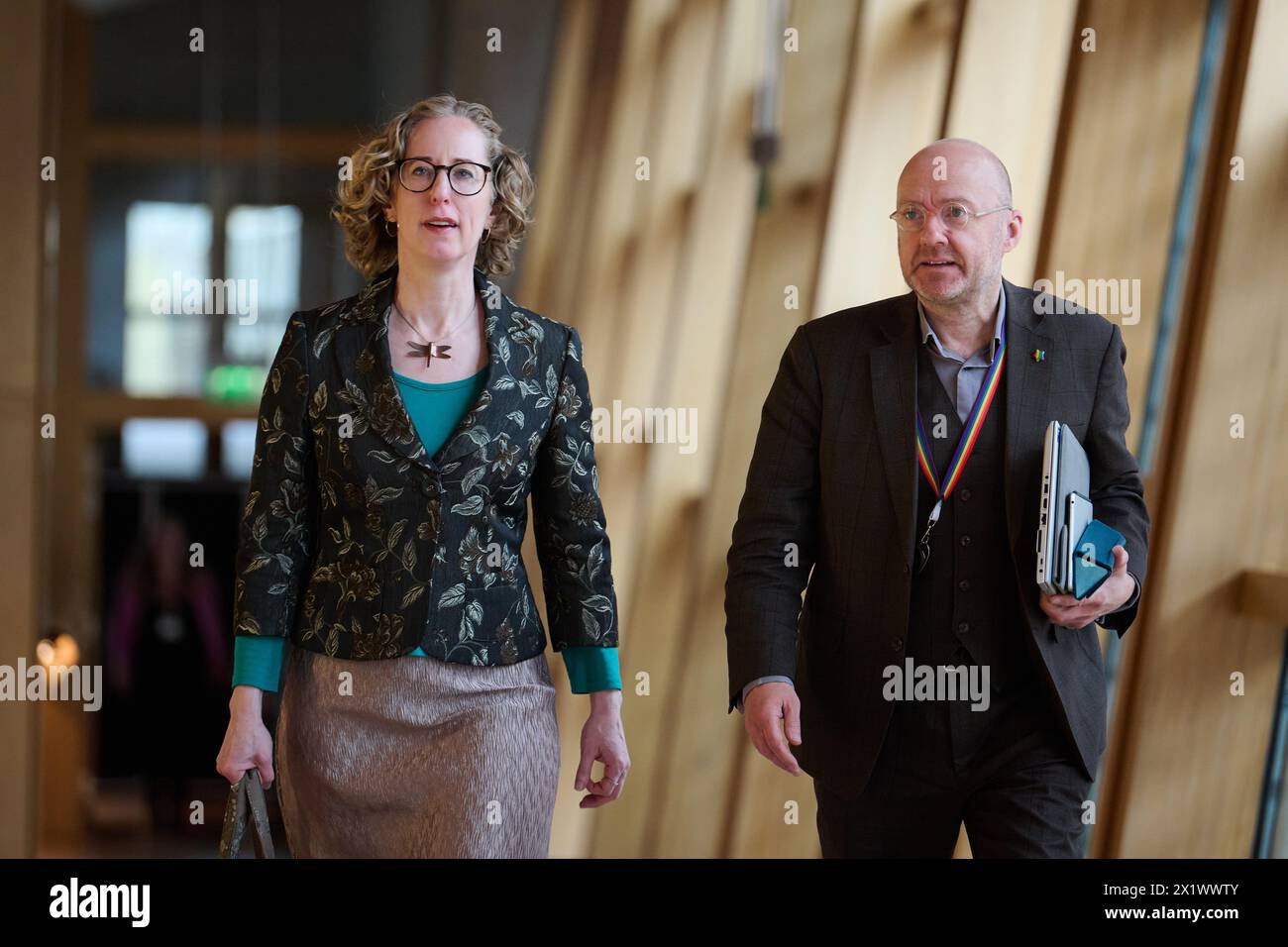 Edimburgo Scozia, Regno Unito 18 aprile 2024. I co-leader del Partito Verde scozzese Lorna Slater MSP e Patrick Harvie MSP al Parlamento scozzese il giorno della dichiarazione ministeriale, relazione Scozia del Comitato sui cambiamenti climatici: Prossimi passi.Credit sst/alamy live news Foto Stock